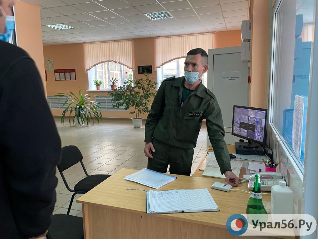 Пост охраны в автотранспортном колледже Оренбурга. Фото из архива