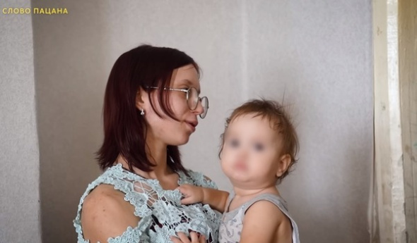 «Мама вообще за то, чтобы нас выгнать»: 19-летняя нуждающаяся мать из Оренбургской области стала героиней московского проекта (видео)
