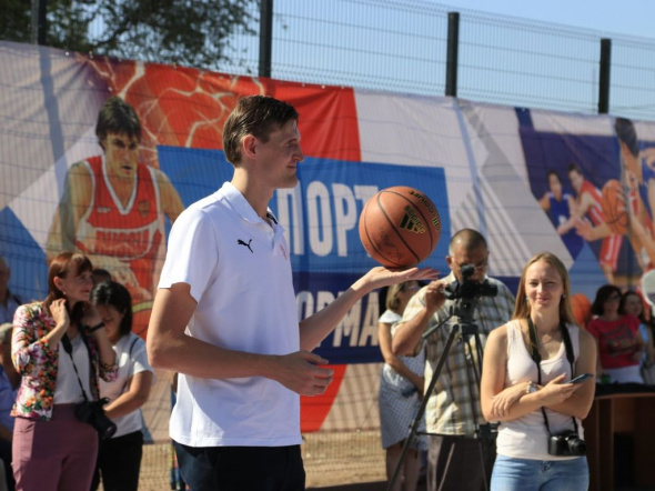 Известный баскетболист Андрей Кириленко открыл в Бузулуке баскетбольную площадку