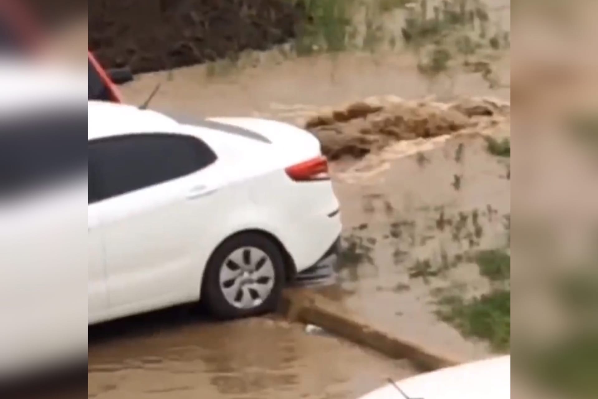 В Оренбурге на улице Уральской забили гейзеры (видео)
