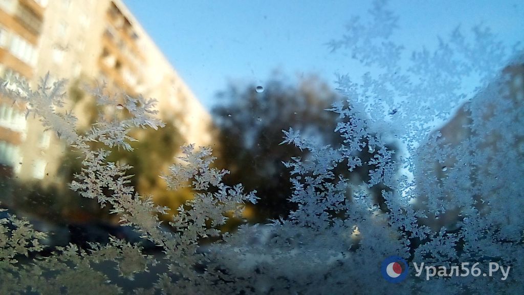 Морозный узор на стекле