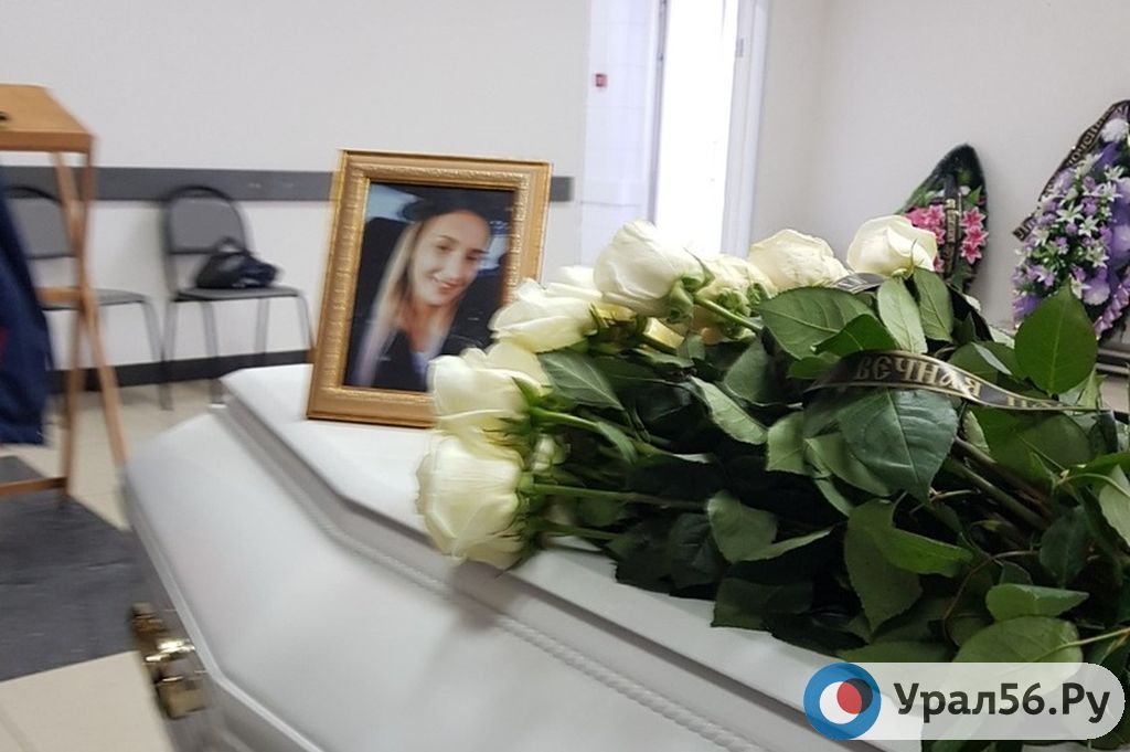 Сирена в оренбурге сейчас. Простились с убитой в Оренбурге. Похороны девушек из Оренбурга.
