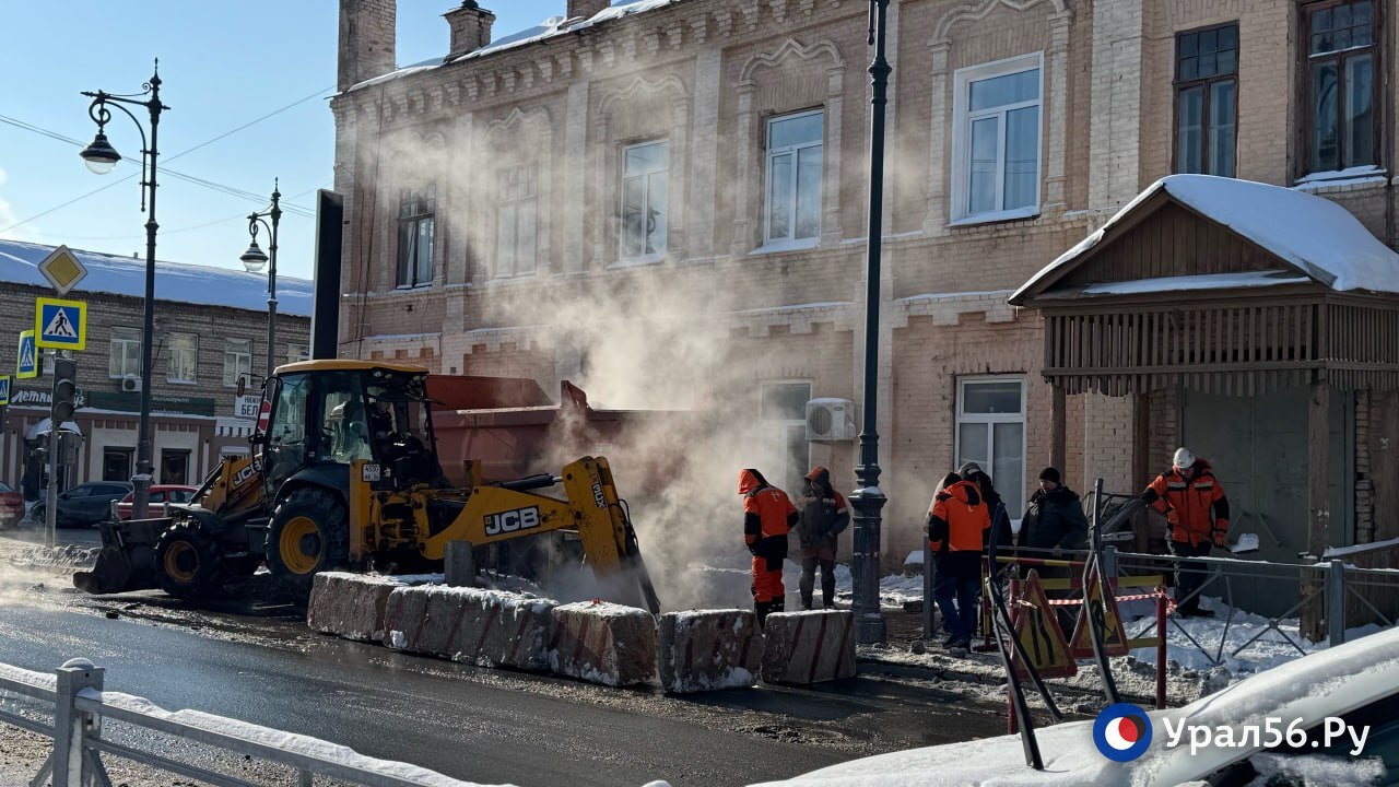 На улице Пролетарской из-под земли шел пар