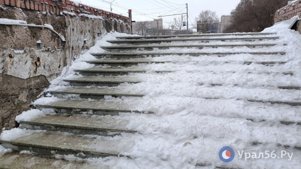 После ночного снегопада спуски в переходы Оренбурга забиты снегом. Как эту проблему решает бизнес?