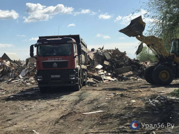 С затопленных в паводок улиц Орска вывезли уже около 30 тысяч тонн испорченных вещей