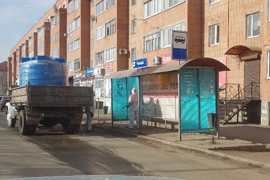 Дезинфекция остановочного комплекса в Бузулуке, фото: Подслушано Бузулук