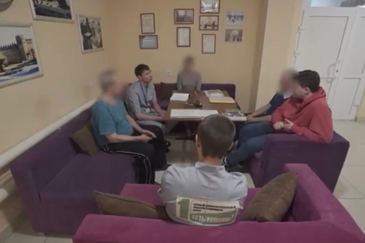 Так проходит занятие на группах, стоп-кадр фильма 