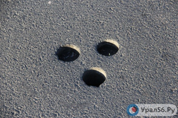 Откуда на новых дорогах и тротуарах Орска берутся дыры: вырубка делается для определения качества покрытия