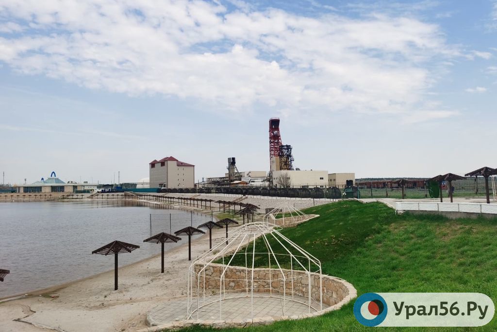 Одно из озер на курорте «Соленые озера», вдали виден комбинат «Руссоль»