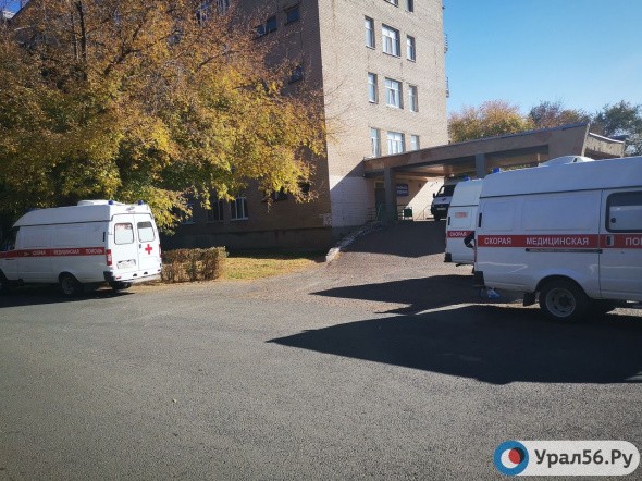 В Оренбурге в ГБ №1 в Covid-госпиталь за полчаса доставили 12 пациентов