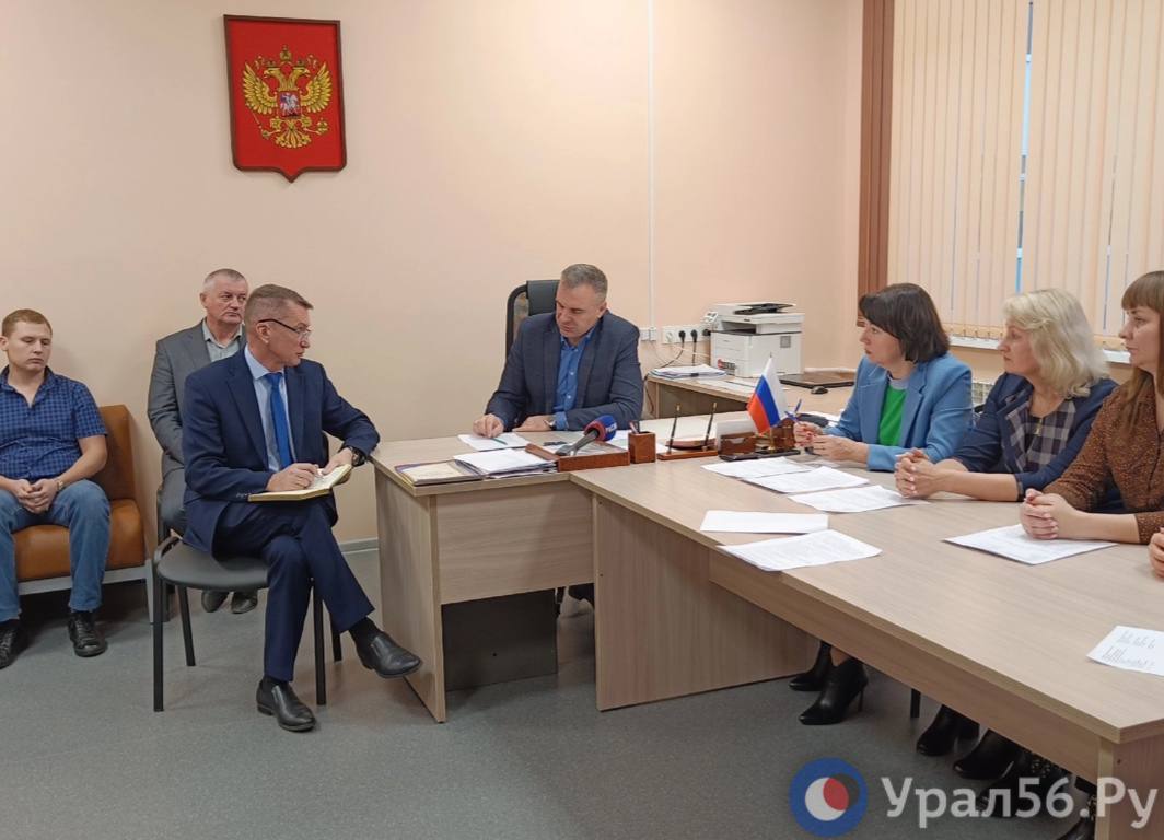 В Оренбурге в школе №63 проходит собрание родителей школы с руководством школы и города Оренбурга.