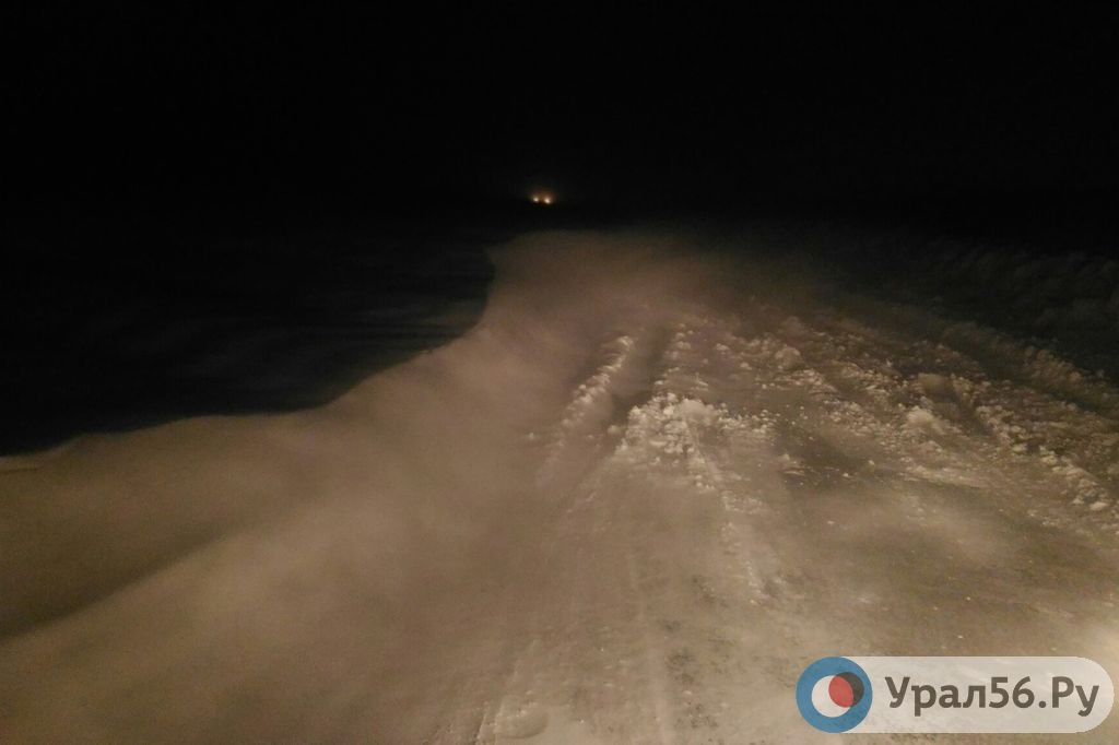 В Орске замело дорогу от поселка Мостострой на кольцо в сторону Оренбурга. Фото прислали очевидцы, которые в этот момент направлялись туда