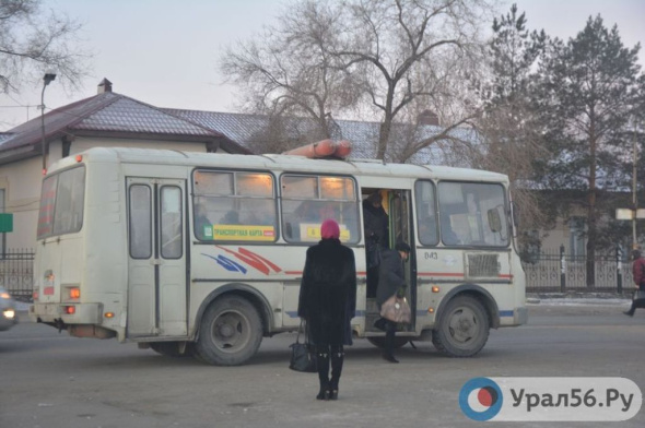 «Во всех автобусах предусмотрена безналичная оплата»: Первый замглавы Оренбурга Кудинов прокомментировал проблемы с оплатой проезда