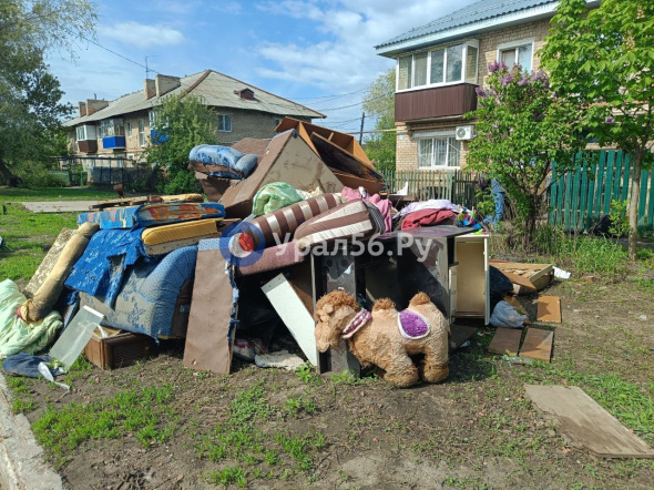 Жителям микрорайона СМУ в Оренбурге, пожаловавшимся на бездействие мэрии в вопросе вывоза мусора, теперь помогают и власти, и волонтеры