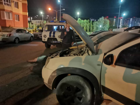 В Оренбурге на ул. Поляничко сотрудники ритуальной службы подожгли автомобиль 
