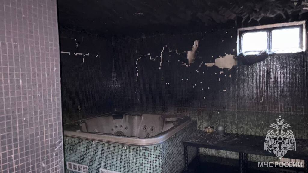 После тушения пожара в сауне. Фото: МЧС России по Оренбургской области.