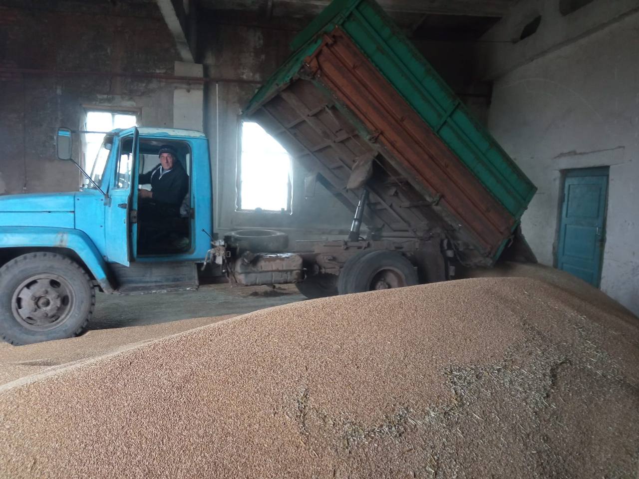 Пополнение запасов продовольствия. Фото: нацпарк «Бузулукский бор» 