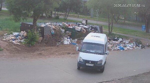 Автомобиль, выгрузивший мусор. Источник: Администрация Оренбурга
