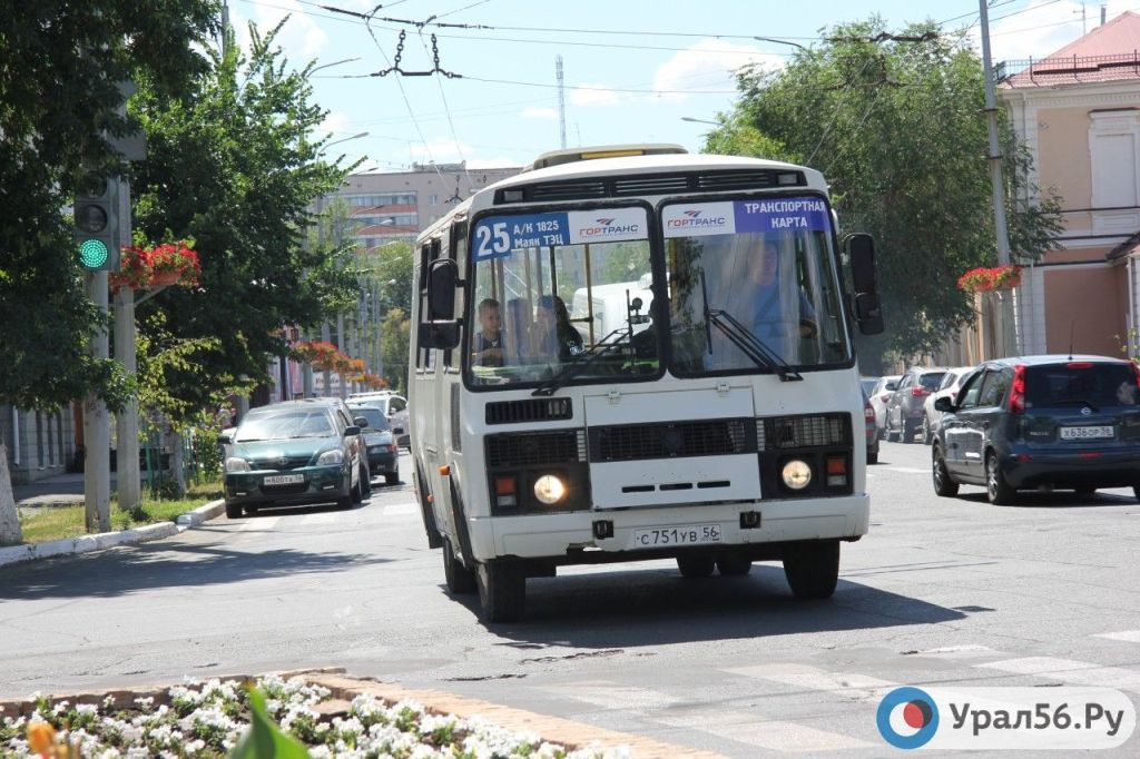 Автобус маршрута №25 на улицах Оренбурга 
