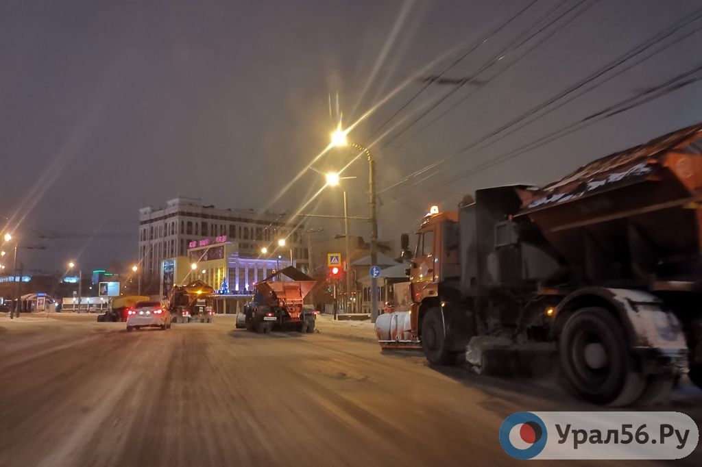 Снегоуборочная техника на улицах Оренбурга вечером 17 декабря