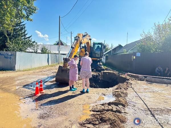 Местные жители и коммунальщики на месте прорыва