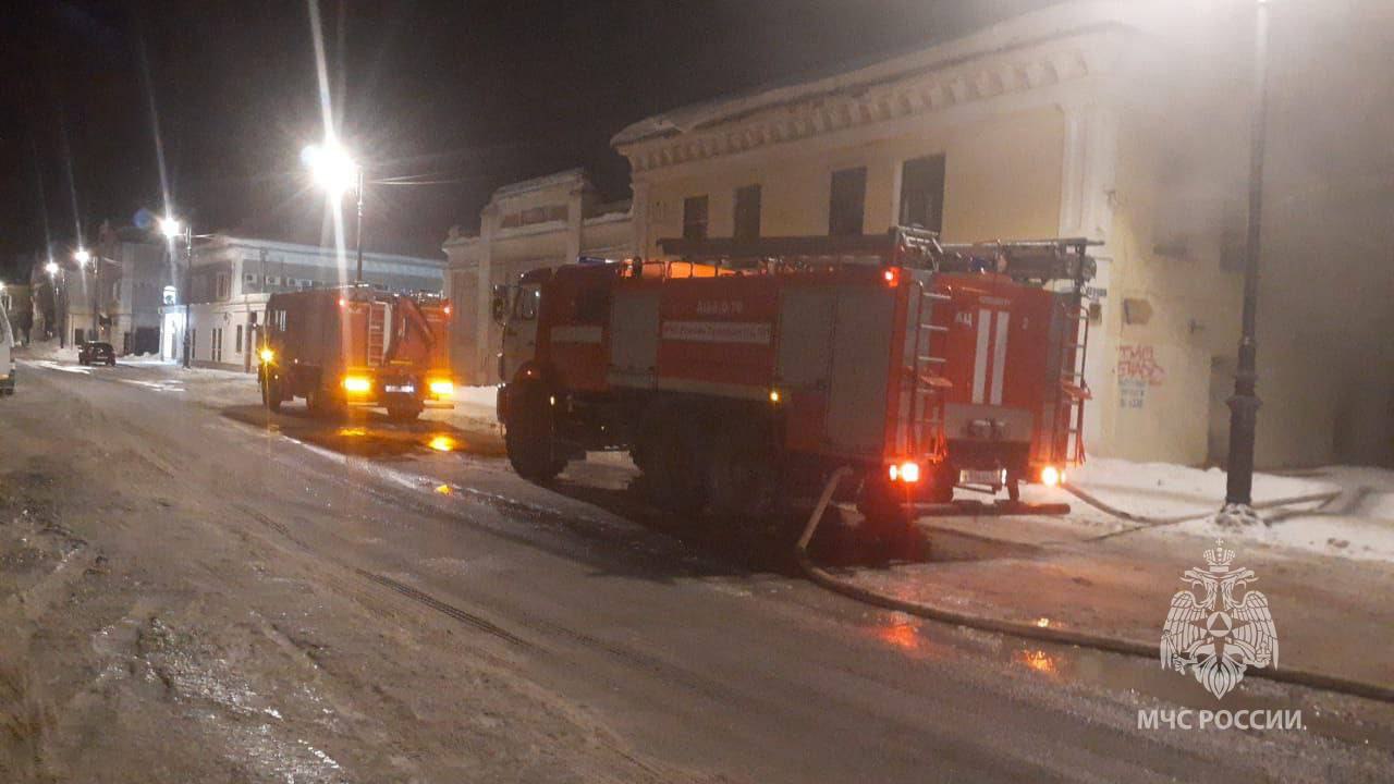 Пожарные машины на улице 9 Января в Оренбурге, где произошел пожар. Фото: МЧС