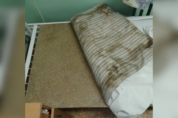 Сломанные тумбы, матрацы в разводах: Минздрав прокомментировал скандальные фотографии из больницы Бузулука