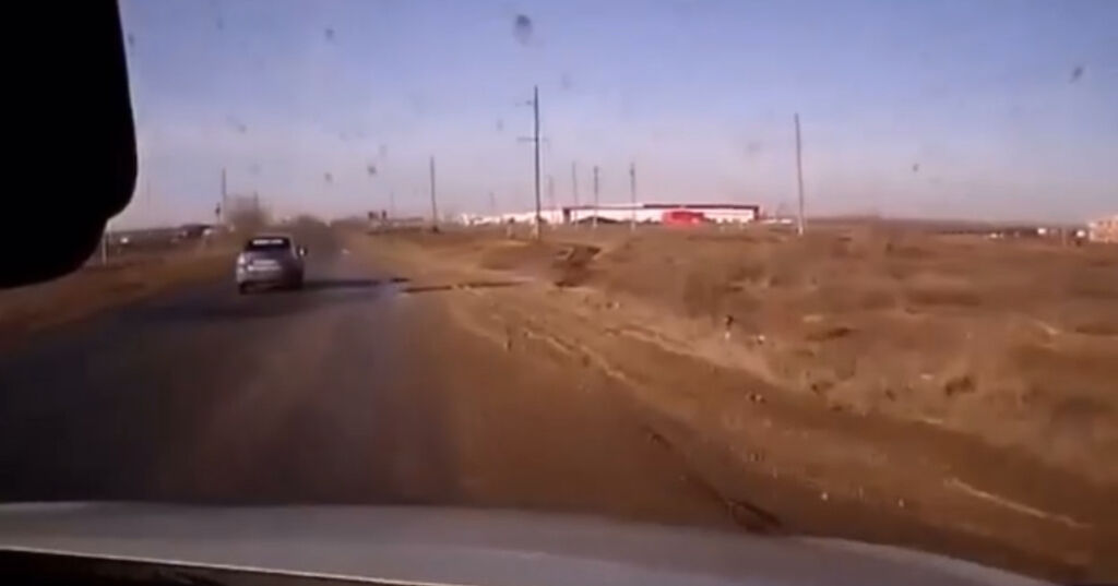 За секунду до вылета в кювет. Стоп-кадр из видео, опубликованное в социальных сетях