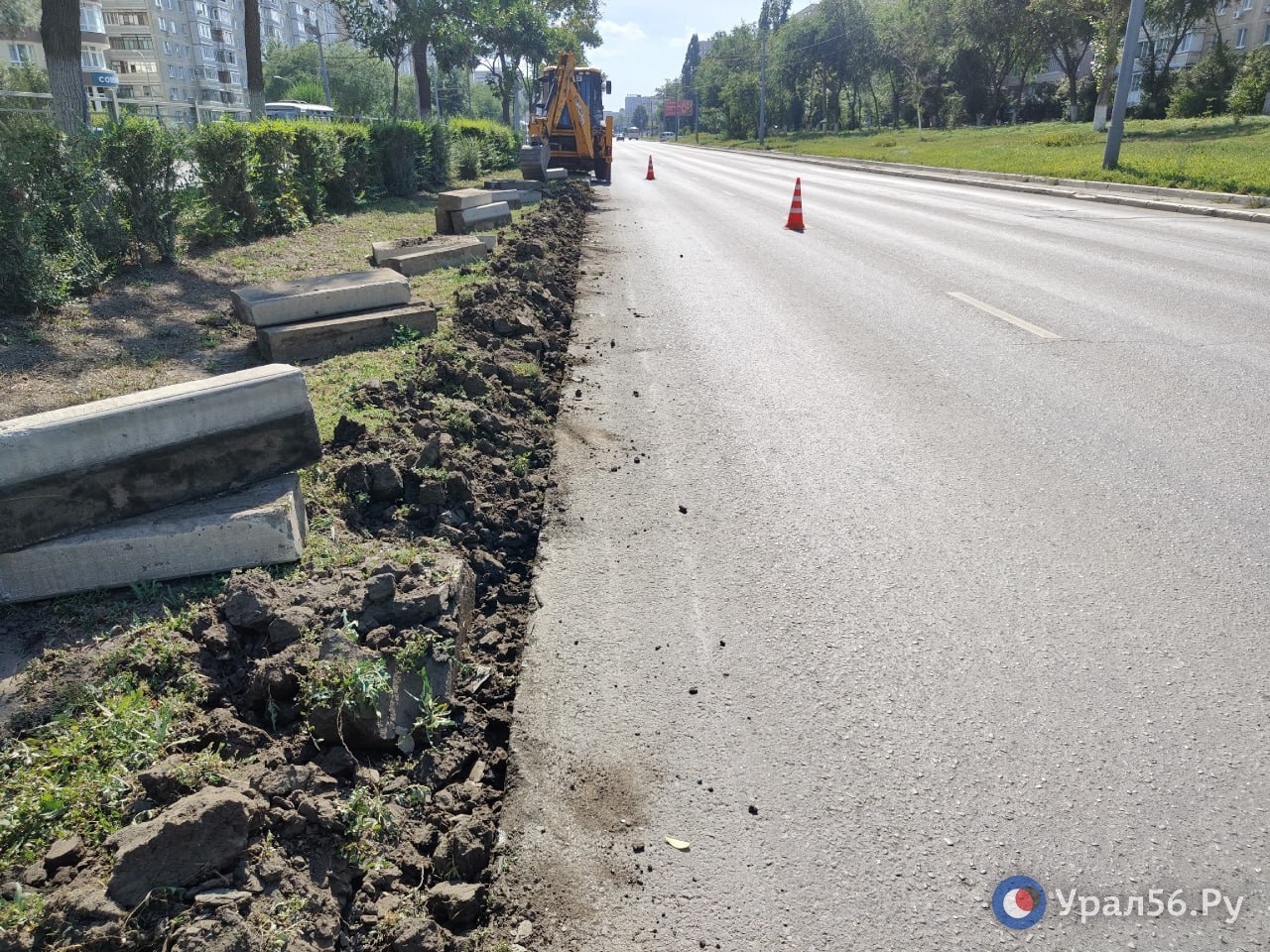 На улице Чкалова ведется демонтаж бортового камня