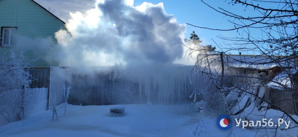 В центре Оренбурга гейзер кипятка бьет из порыва на теплотрассе, образуя ледяные наросты на газопроводе