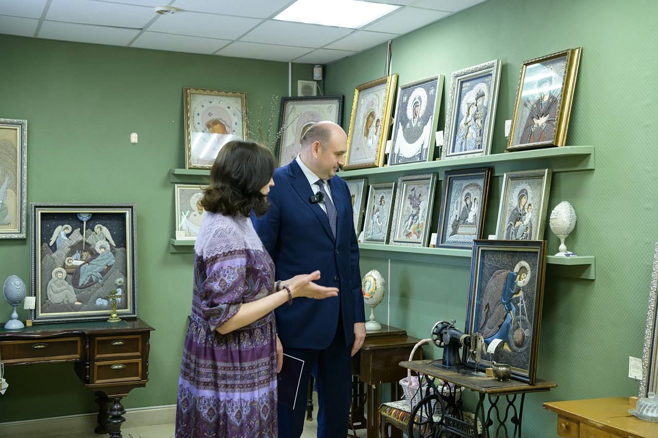 Евгений Солнцев в Доме пуховой моды. Фото из телеграмм-канала врио губернатора Оренбургской области