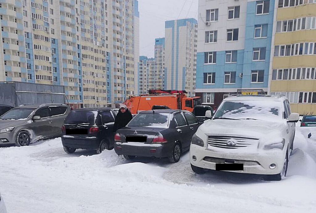 Припаркованные у контейнеров автомобили снова усложнили вывоз отходов в Оренбурге