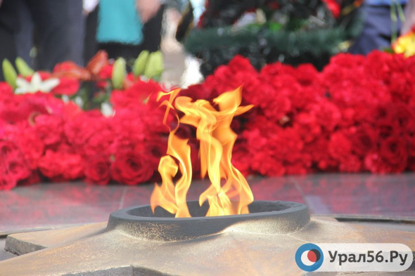 В Оренбурге прошли две торжественные церемонии возложения цветов к Вечному огню