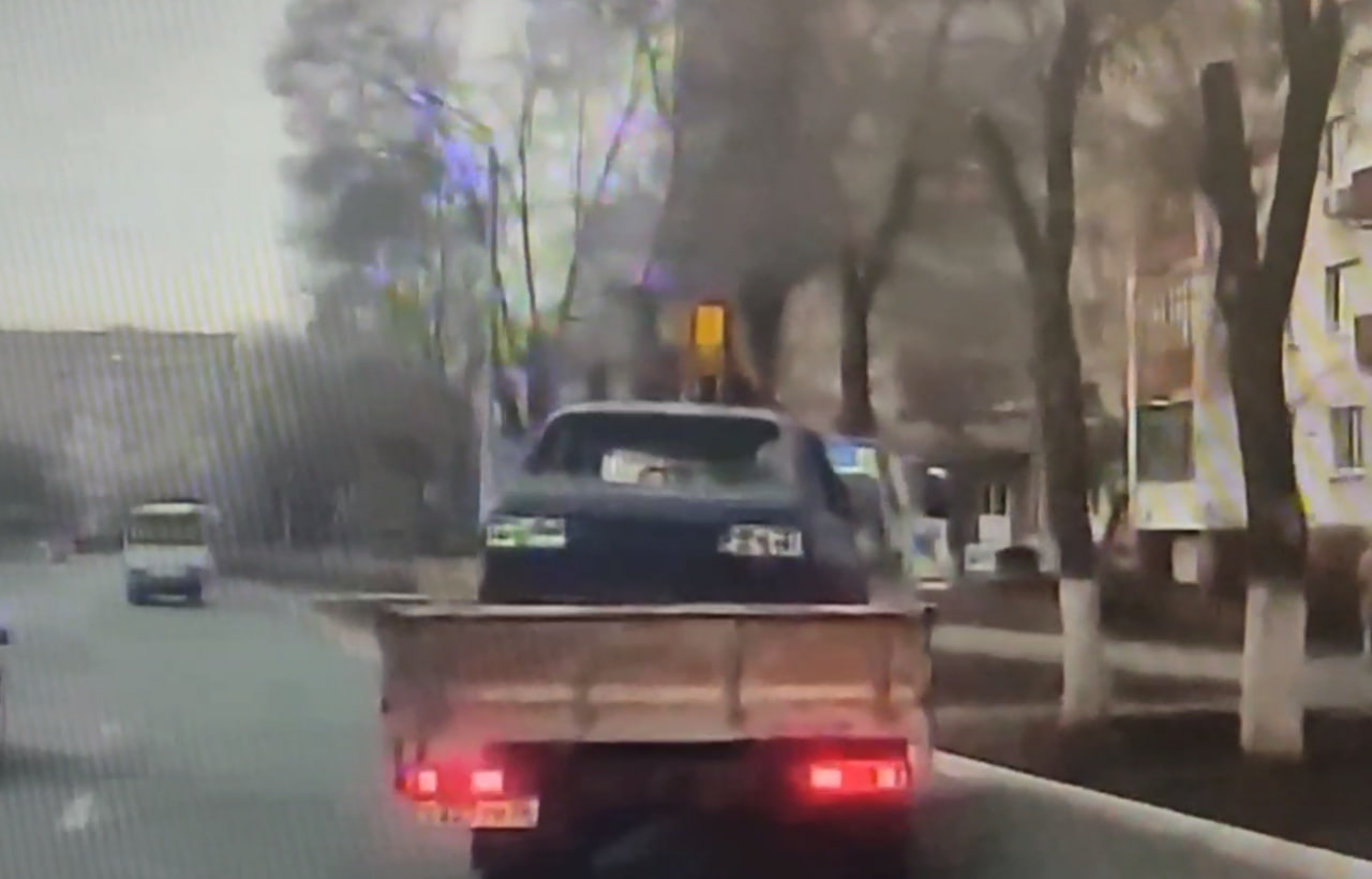 Автомобиль на манипуляторе. Стоп-кадр видео УМВД