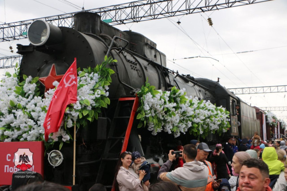 В Орск сегодня прибыл Поезд Победы. На перроне чуть не возникла давка