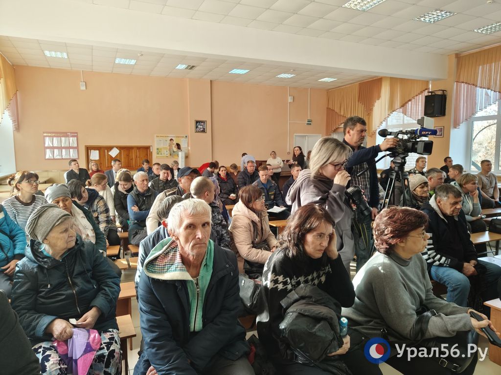 Местные жители на встрече с властями 