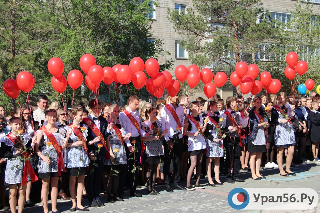 Последний звонок в одной из школ Оренбургской области. Фото из архива