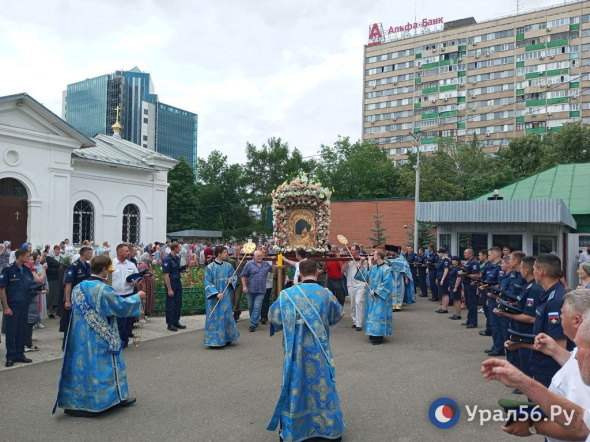 Сотни горожан в Оренбурге и Орске прошли крестным ходом в честь Табынской иконы Божией Матери