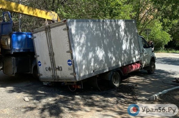 В центре Орска колеса грузовой ГАЗели ушли под землю 