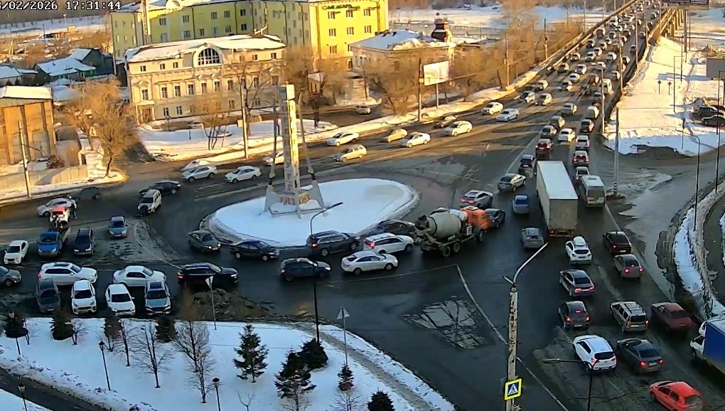 Пробка на мосту через Урал в Оренбурге. Фото: стоп-кадр из видео «Уфанет»