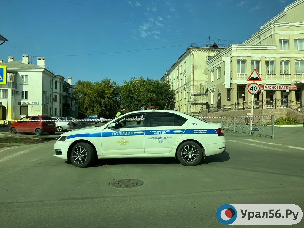 Перекрытие движения у здания Октябрьского районного суда Орска