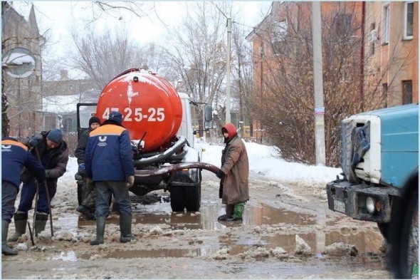 В центре Новотроицка почти сутки коммунальные службы устраняют аварию на водоводе 