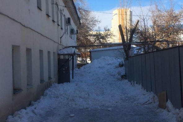 С крыши дома в Оренбурге рухнул снег 
