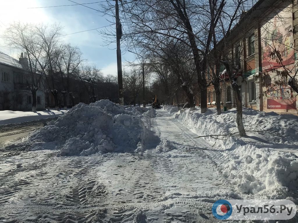 Расчистка тротуара по улице Суворова в Орске, 02.03.2021