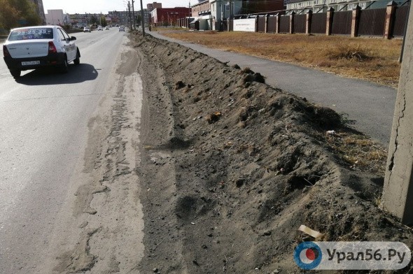 Неизвестные почистили дорогу по улице Волкова в Орске, но грязь вывезли уже сотрудники МУПа