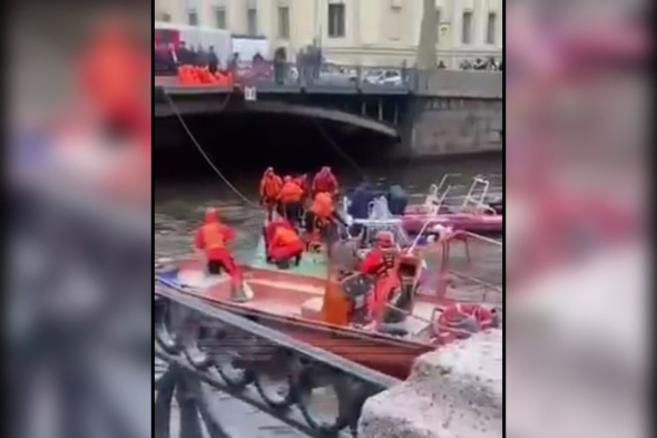 Пассажирский автобус упал в реку Мойку в Санкт-Петербурге. В нем находилось около 20 человек 