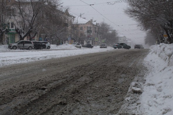Снежная каша и колея на дорогах Орска создают аварийную обстановку