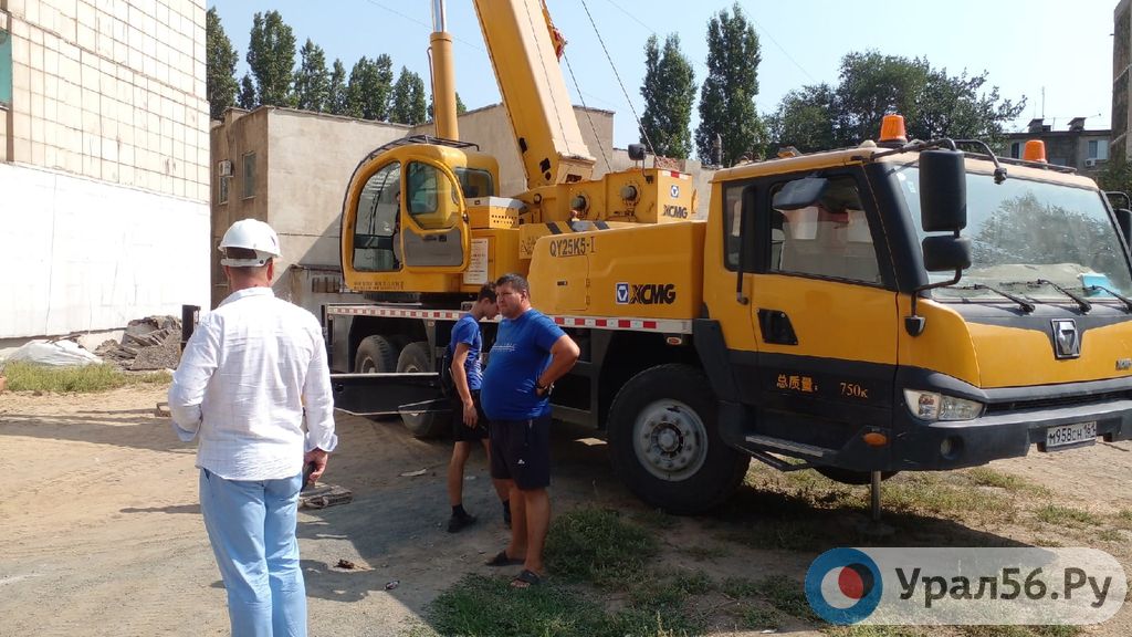 В Орске МУП, ремонтирующий крышу многоэтажного жилого дома, выставил кран, который нельзя было допускать до работ?