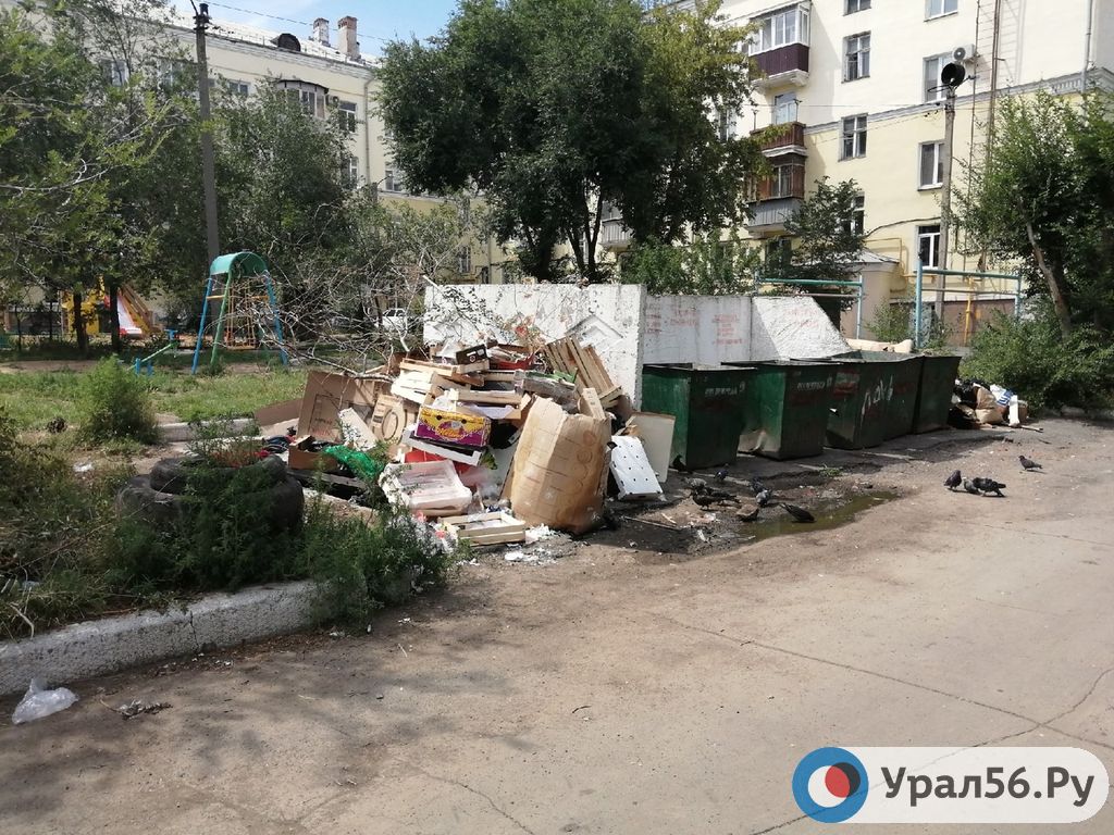 Мусорные площадки в Оренбурге и Орске завалены мусором. Сами баки не заполнены