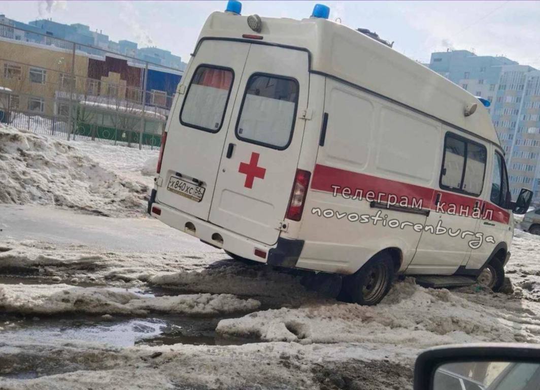 Застрявшая в снегу машина скорой помощи. Фото: тгк Новости Оренбурга